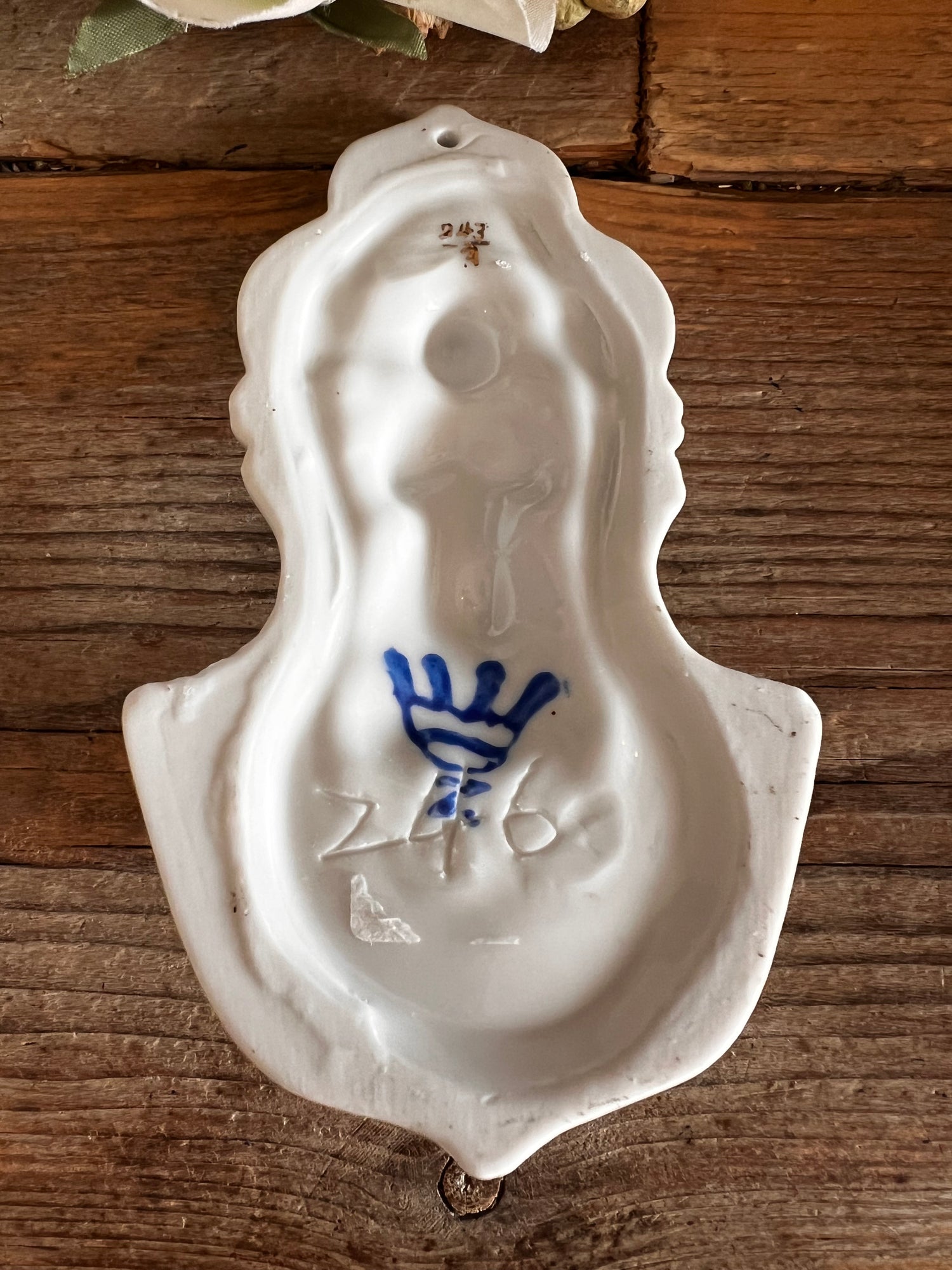 wijwaterbakje jaren 30, wijwaterbakje engel, wijwaterbakje goudaccenten, vintage wijwaterbakje, religieus decor, wijwaterhouder engel, retro wijwaterbakje, cadeautip religie