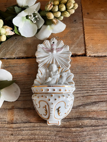 wijwaterbakje jaren 30, wijwaterbakje engel, wijwaterbakje goudaccenten, vintage wijwaterbakje, religieus decor, wijwaterhouder engel, retro wijwaterbakje, cadeautip religie