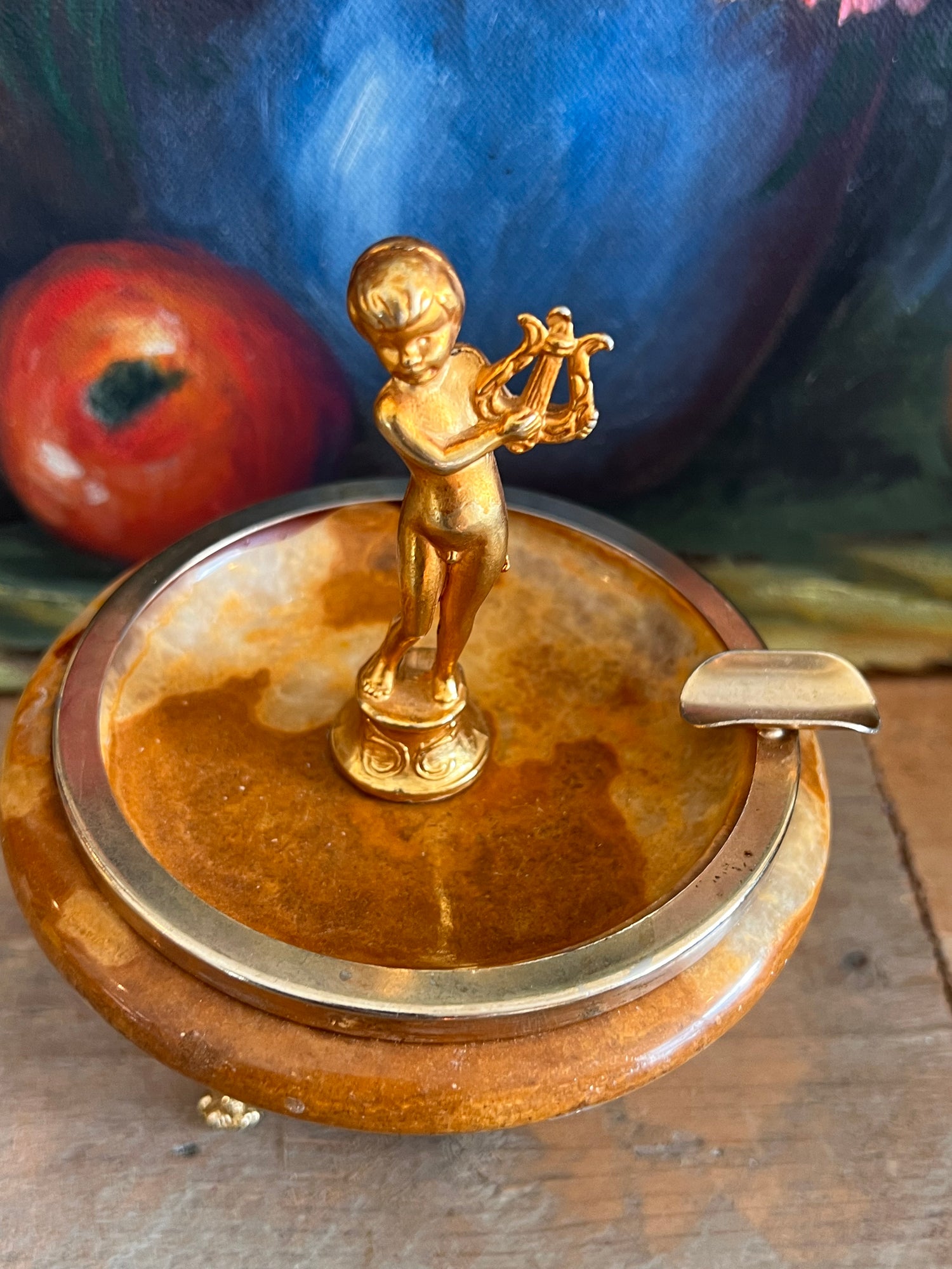 Marmeren asbak met putti,  onyx asbak op voet met engel, jaren 60, chique asbak, rokersgerei.