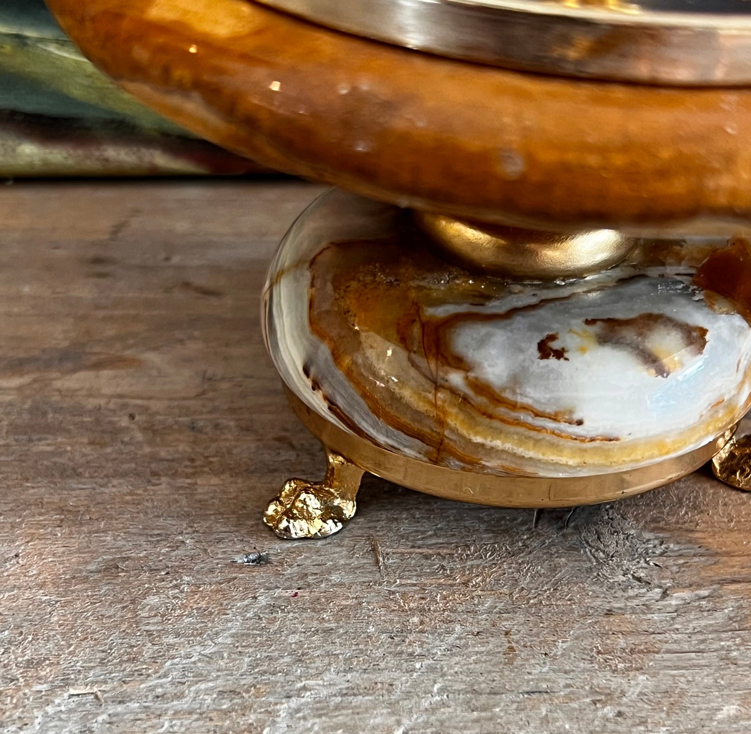 Marmeren asbak met putti,  onyx asbak op voet met engel, jaren 60, chique asbak, rokersgerei.