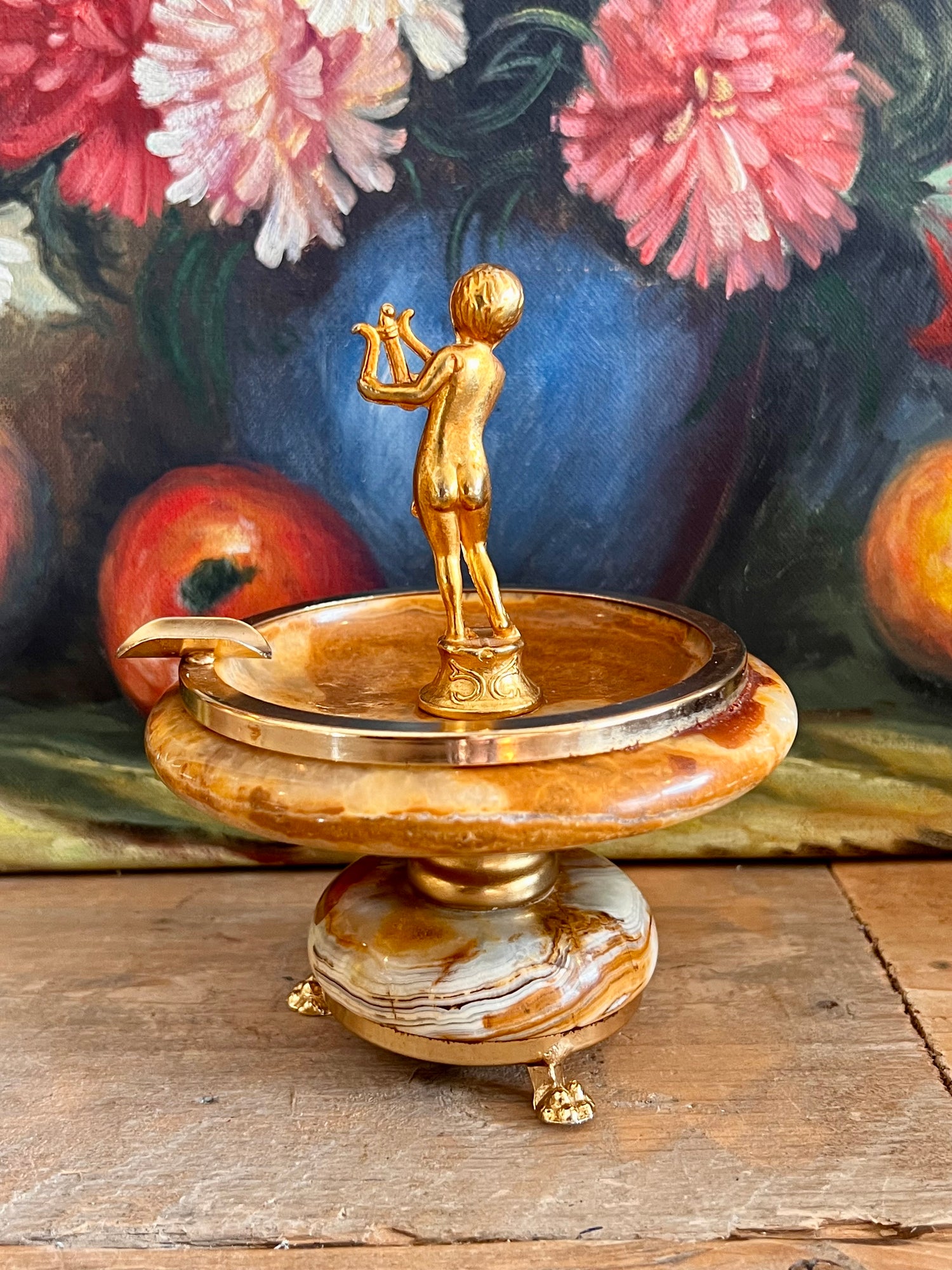 Marmeren asbak met putti,  onyx asbak op voet met engel, jaren 60, chique asbak, rokersgerei.