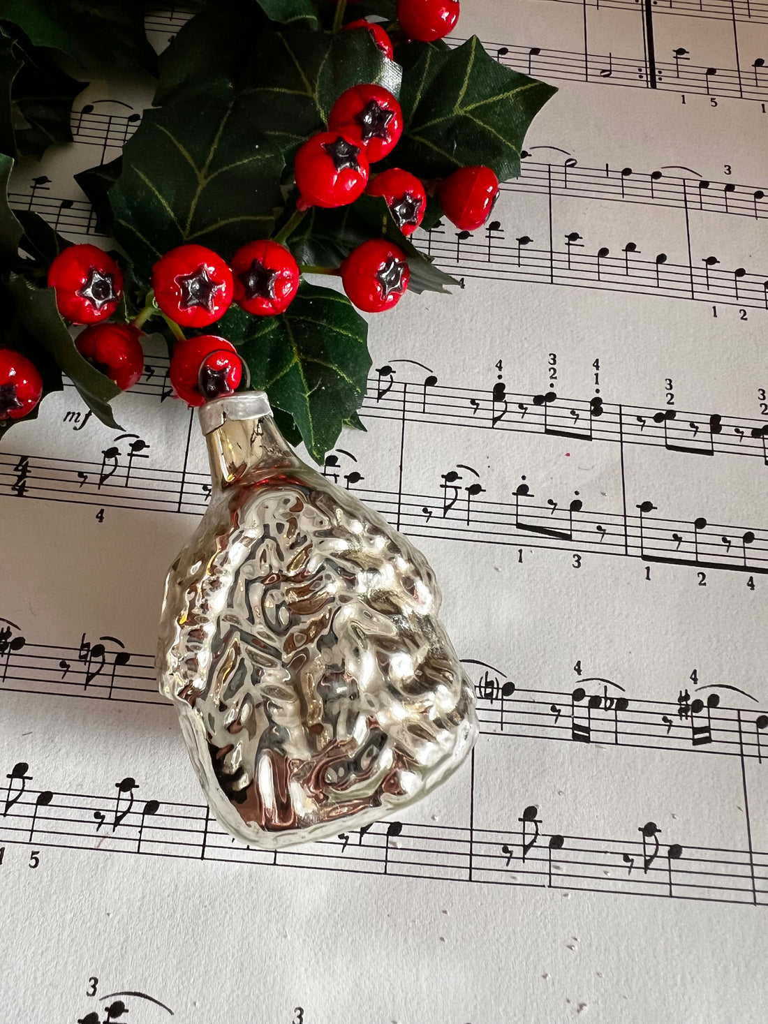 vintage kerstbal, zilverkleurige kerstbal, kerstbal huisje, kerstbal vintage, kerstdecoratie vintage, kerstballen nostalgisch, kerstboom decoratie zilver, unieke kerstballen