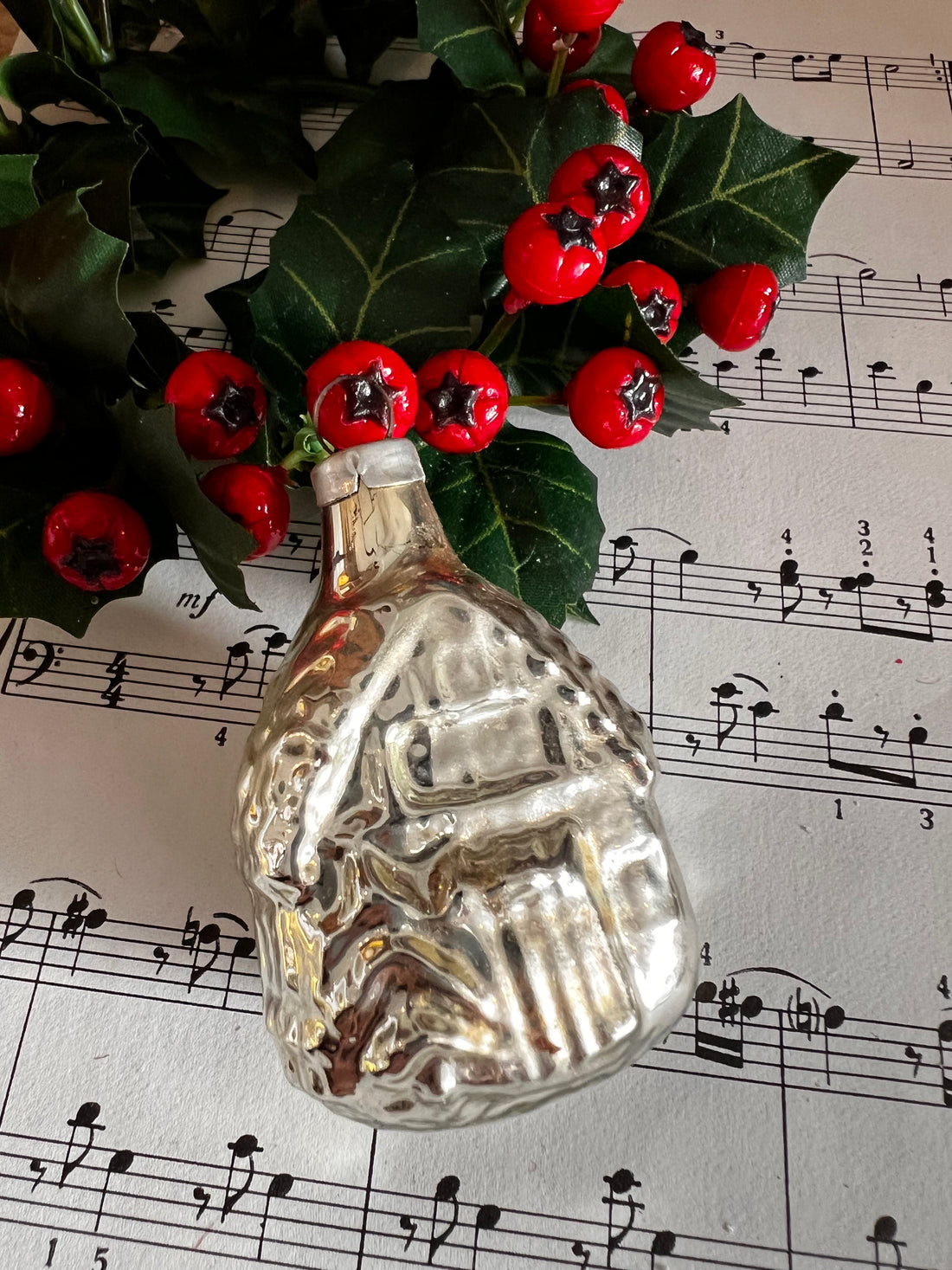 vintage kerstbal, zilverkleurige kerstbal, kerstbal huisje, kerstbal vintage, kerstdecoratie vintage, kerstballen nostalgisch, kerstboom decoratie zilver, unieke kerstballen