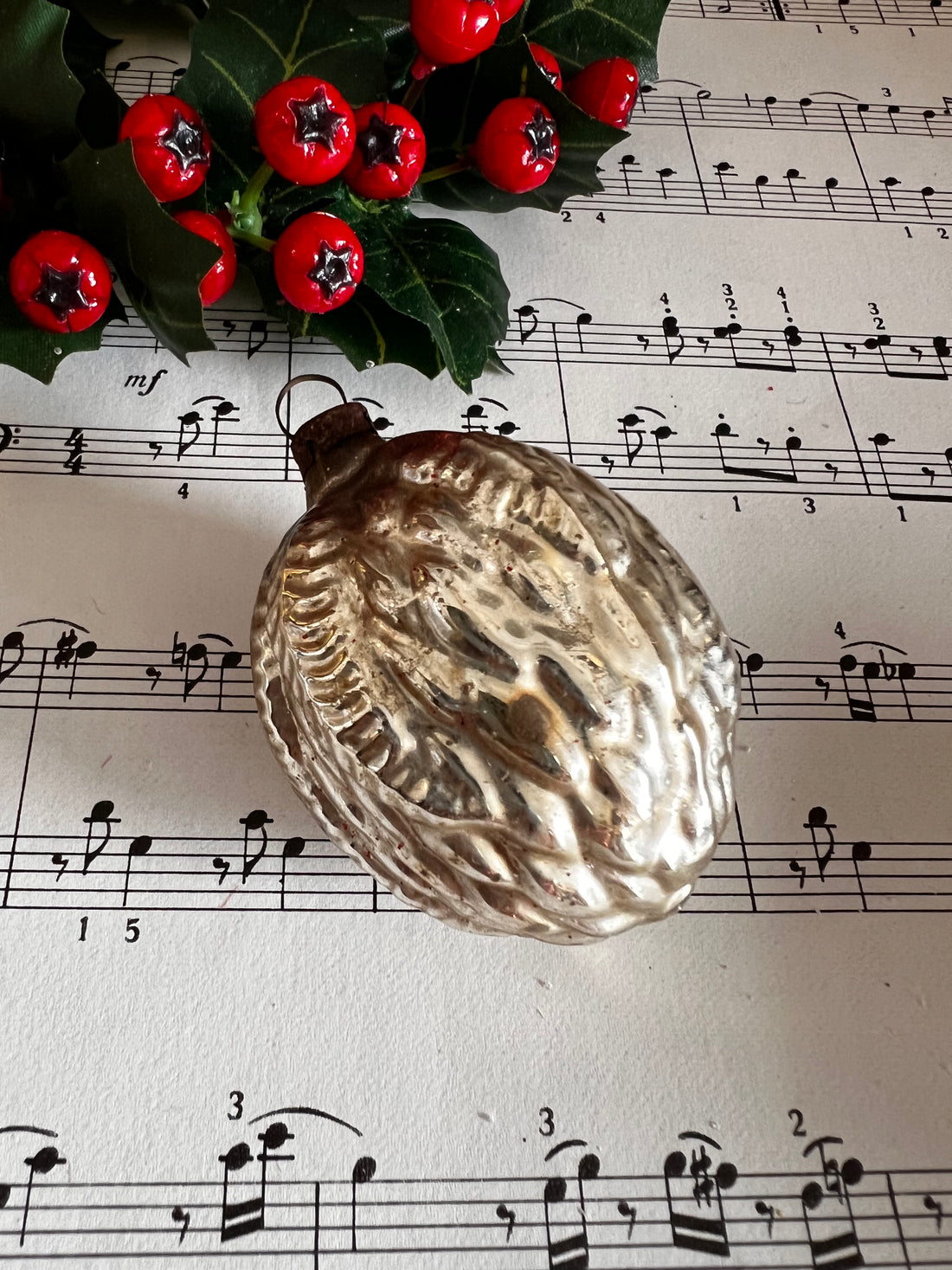 kerstbal, vintage kerstbal, kerstbal walnoot, walnoot, zilverkleurig, vintage kerst