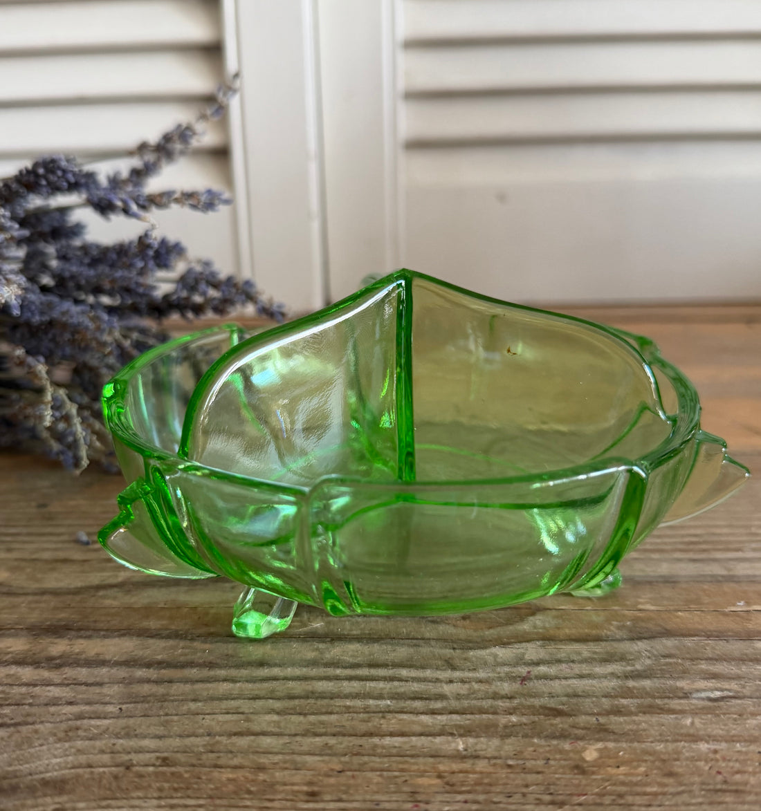 Antieke Art Deco vakjesschaal - groen glas, Art Deco glas, groen glas, antiek glas, antiek glaswerk, Sofia&