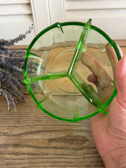 Antieke Art Deco vakjesschaal - groen glas, Art Deco glas, groen glas, antiek glas, antiek glaswerk, Sofia&