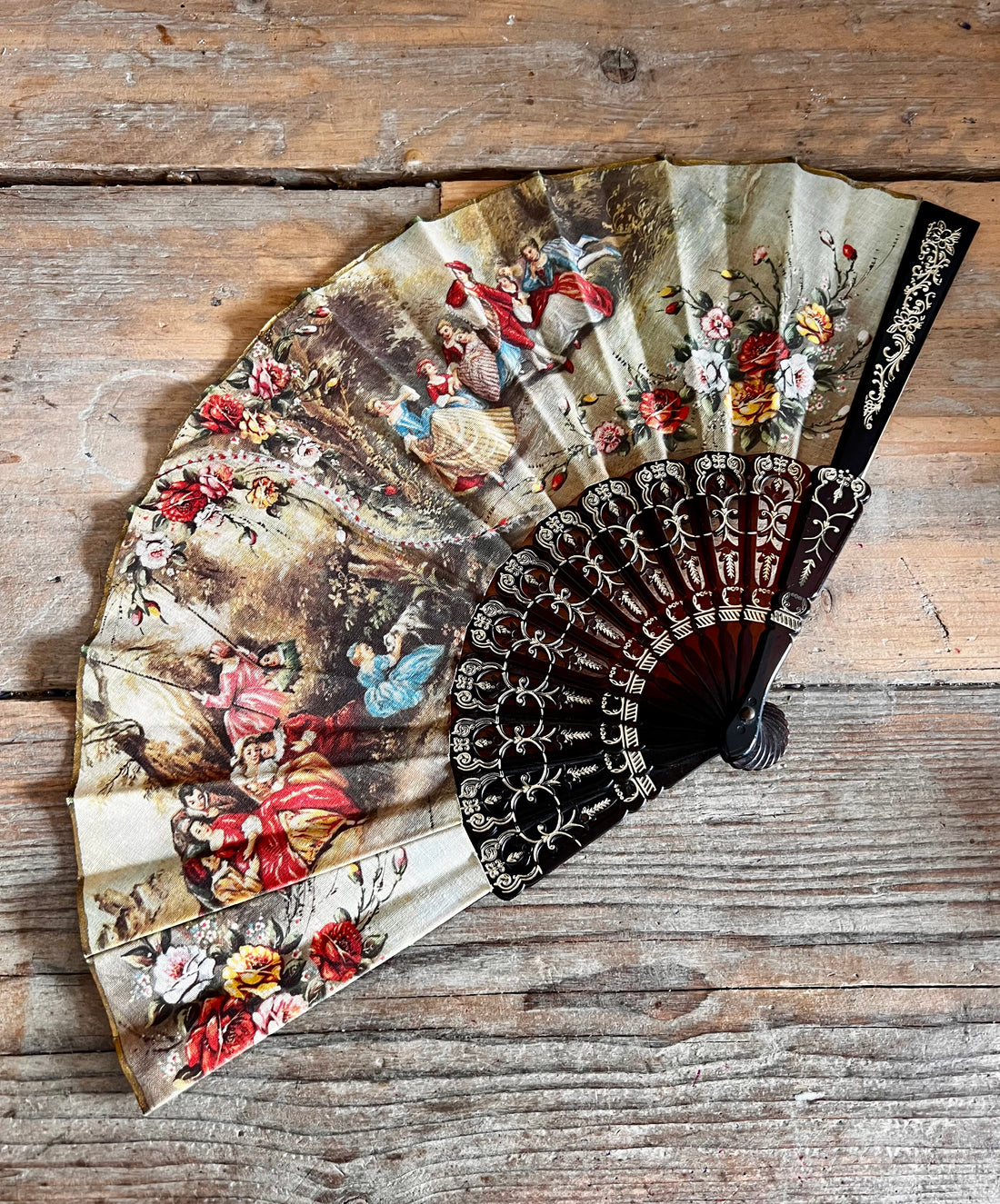 Franse waaier vintage, Fragonard waaier, waaier met Fragonard afbeeldingen, rococo waaier kopen, Franse vintage accessoires, elegante waaier Fragonard, Franse kunst waaier