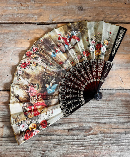 Franse waaier vintage, Fragonard waaier, waaier met Fragonard afbeeldingen, rococo waaier kopen, Franse vintage accessoires, elegante waaier Fragonard, Franse kunst waaier