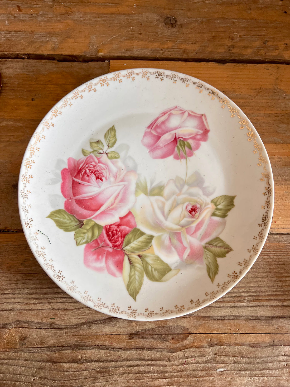 vintage wandbord roze rozen, wanddecoratie met rozen, romantisch wandbord vintage, shabby chic wanddecoratie, decoratief wandbord met bloemen, rozenmotief wandbord, vintage muurdecoratie