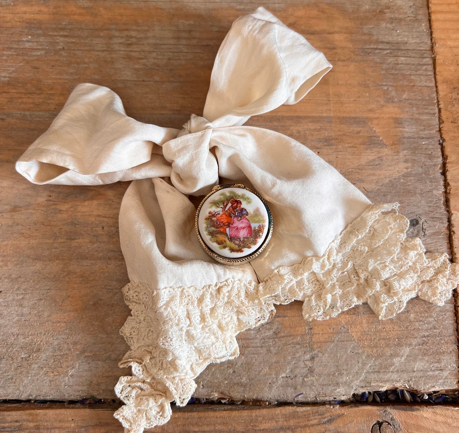 Fragonard pillendoosje, pillendoosje Limoges porselein, Frans vintage