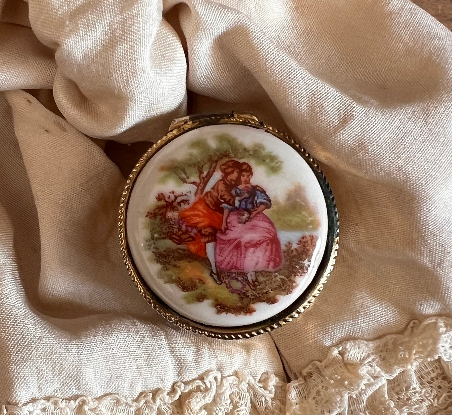Fragonard pillendoosje, pillendoosje Limoges porselein, Frans vintage