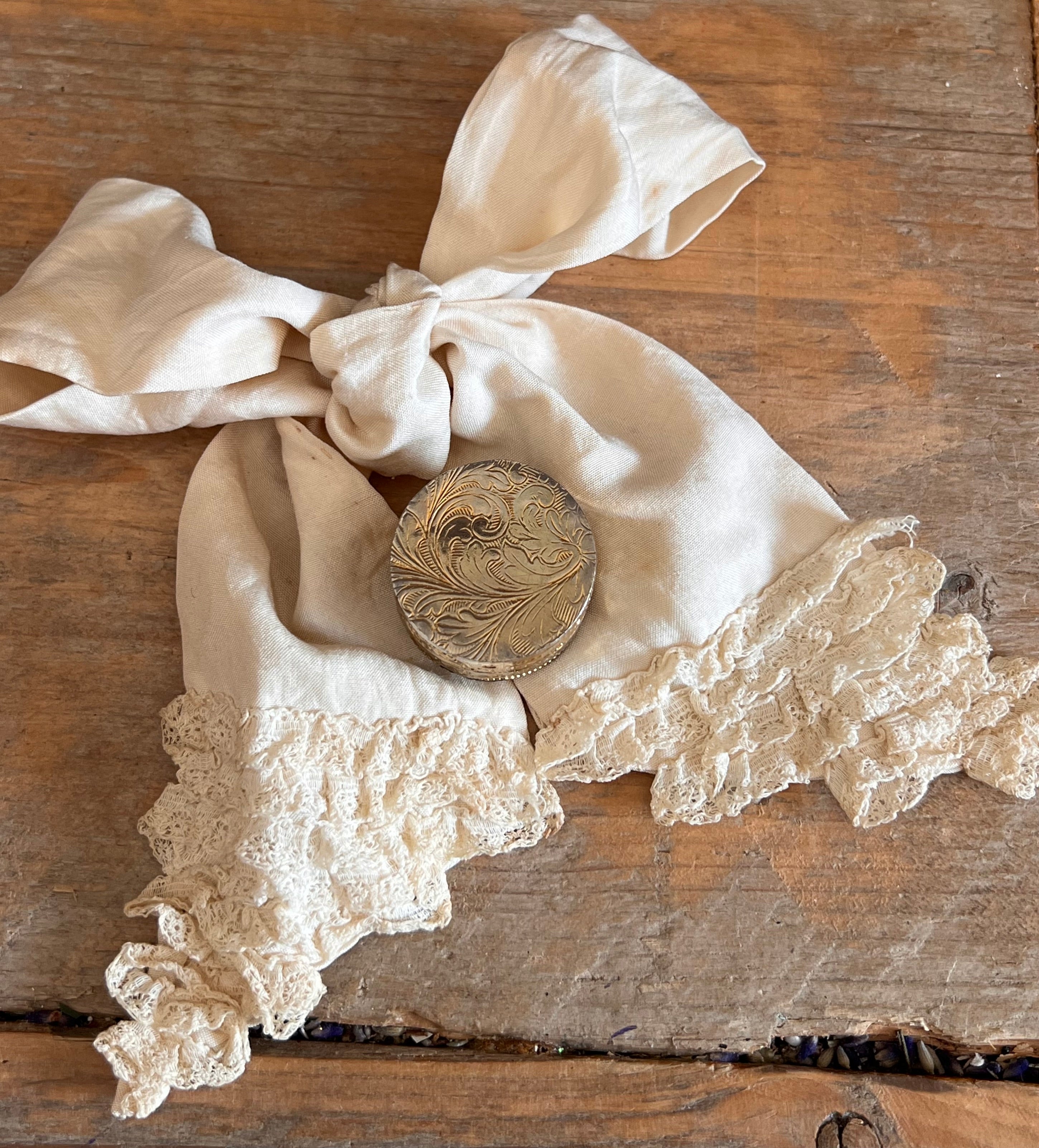 Fragonard pillendoosje, pillendoosje Limoges porselein, Frans vintage