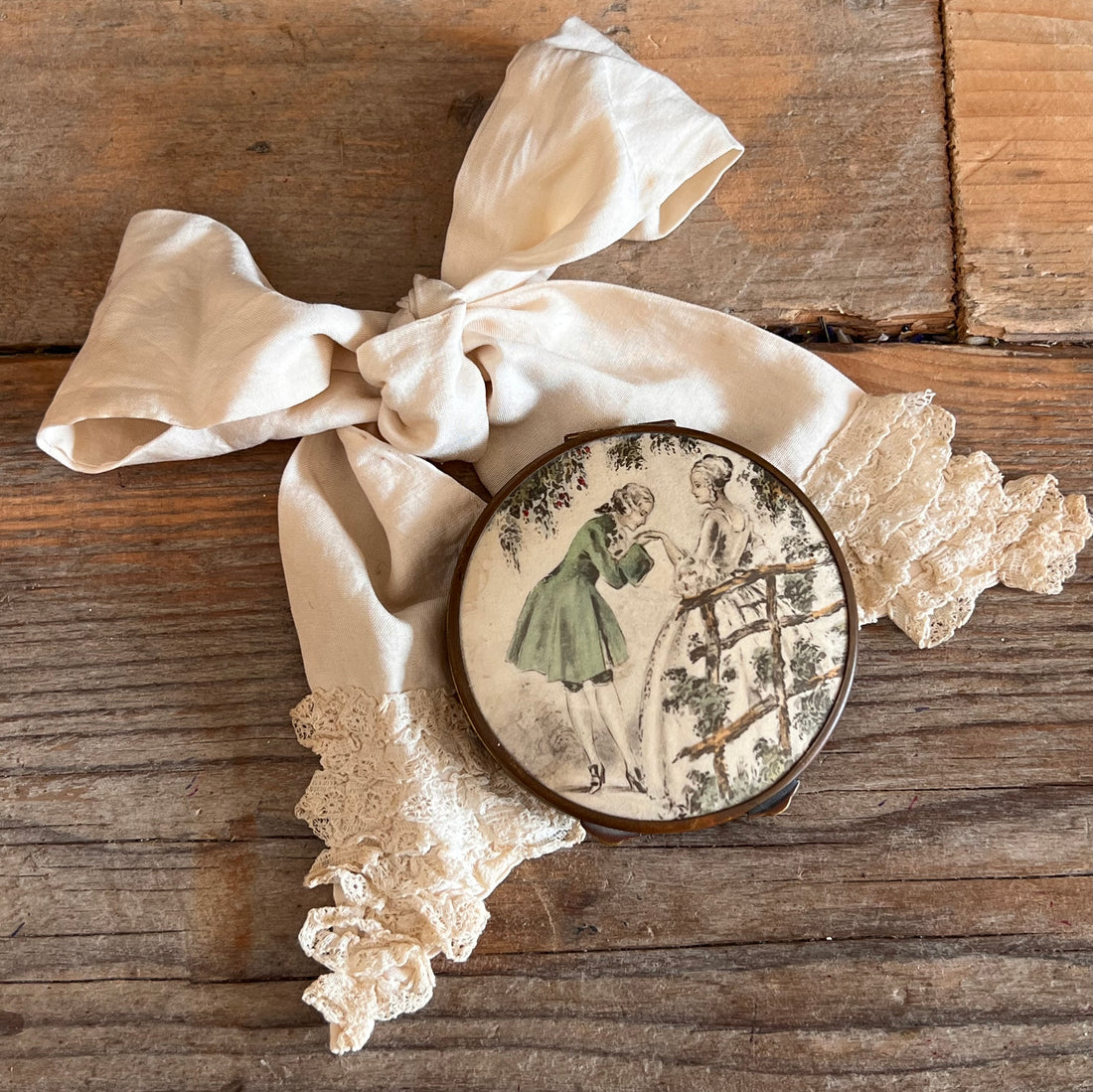 Franse geëmailleerde poederdoos, vintage poederdoos Frankrijk, poederdoos met verliefd stel, Franse make-up accessoire vintage, romantische poederdoos emaille, retro cosmetica doos, elegante powder compact Frankrijk