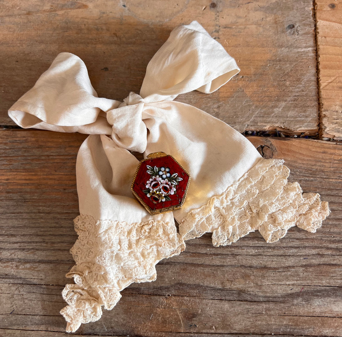 vintage pillendoosje, micro mozaïek doosje rood, pillendoosje met roosjes, vintage accessoire rood, mozaïek pillendoosje gebruikt, compacte pillendoos vintage, cadeau vintage pillendoos