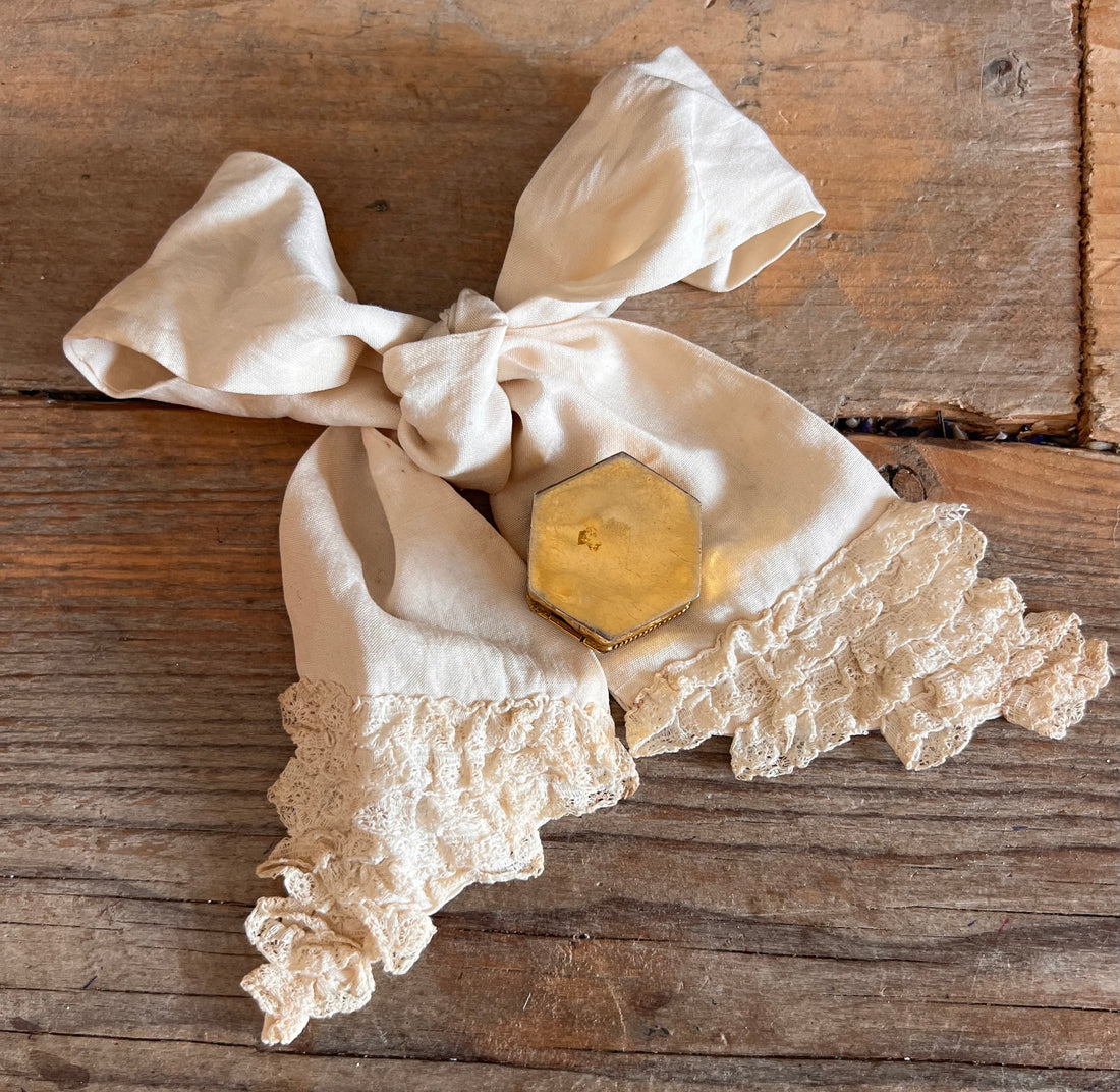 vintage pillendoosje, micro mozaïek doosje rood, pillendoosje met roosjes, vintage accessoire rood, mozaïek pillendoosje gebruikt, compacte pillendoos vintage, cadeau vintage pillendoos