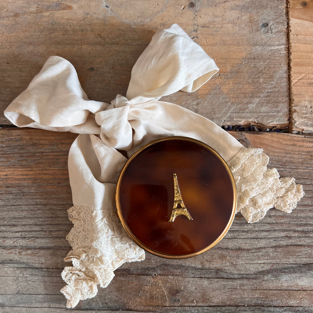 vintage poederdoos Parijs, poederdoos met Eiffeltoren, bruine poederdoos vintage, Franse cosmetica accessoires, decoratieve poederdoos Parijs, retro poederdoos met Eiffeltoren
