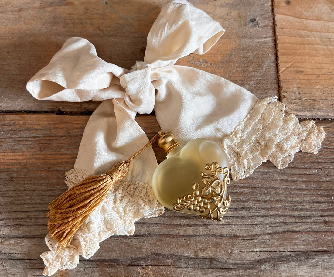 parfumflesje hartvorm, parfumflesje goudkleurig, decoratief parfumflesje, luxe parfumflesje met kwast, romantisch parfumflesje, cadeau parfumflesje, vintage parfumflesje, sierlijk parfumflesje