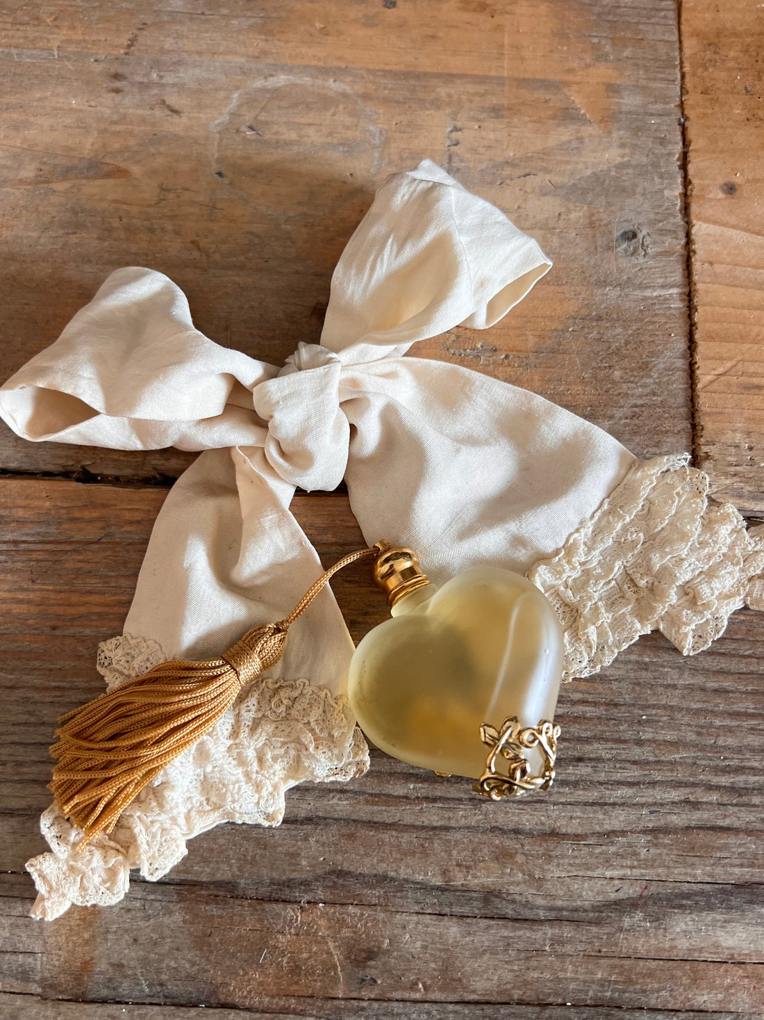 Parfumflesje in de vorm van een hart met goudkleurige overlay