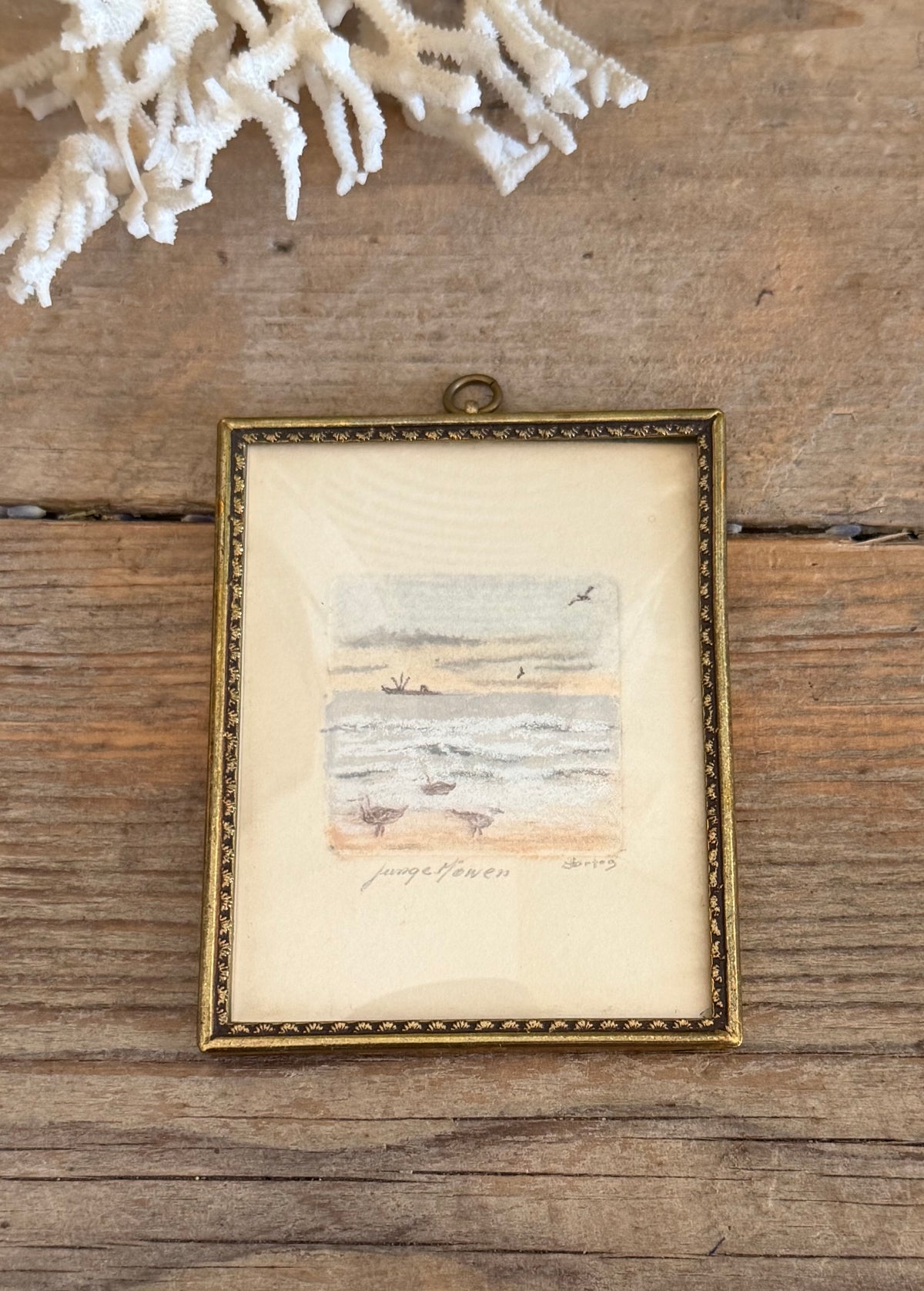 Klein gesigneerd kustlandschap in vintage lijstje
