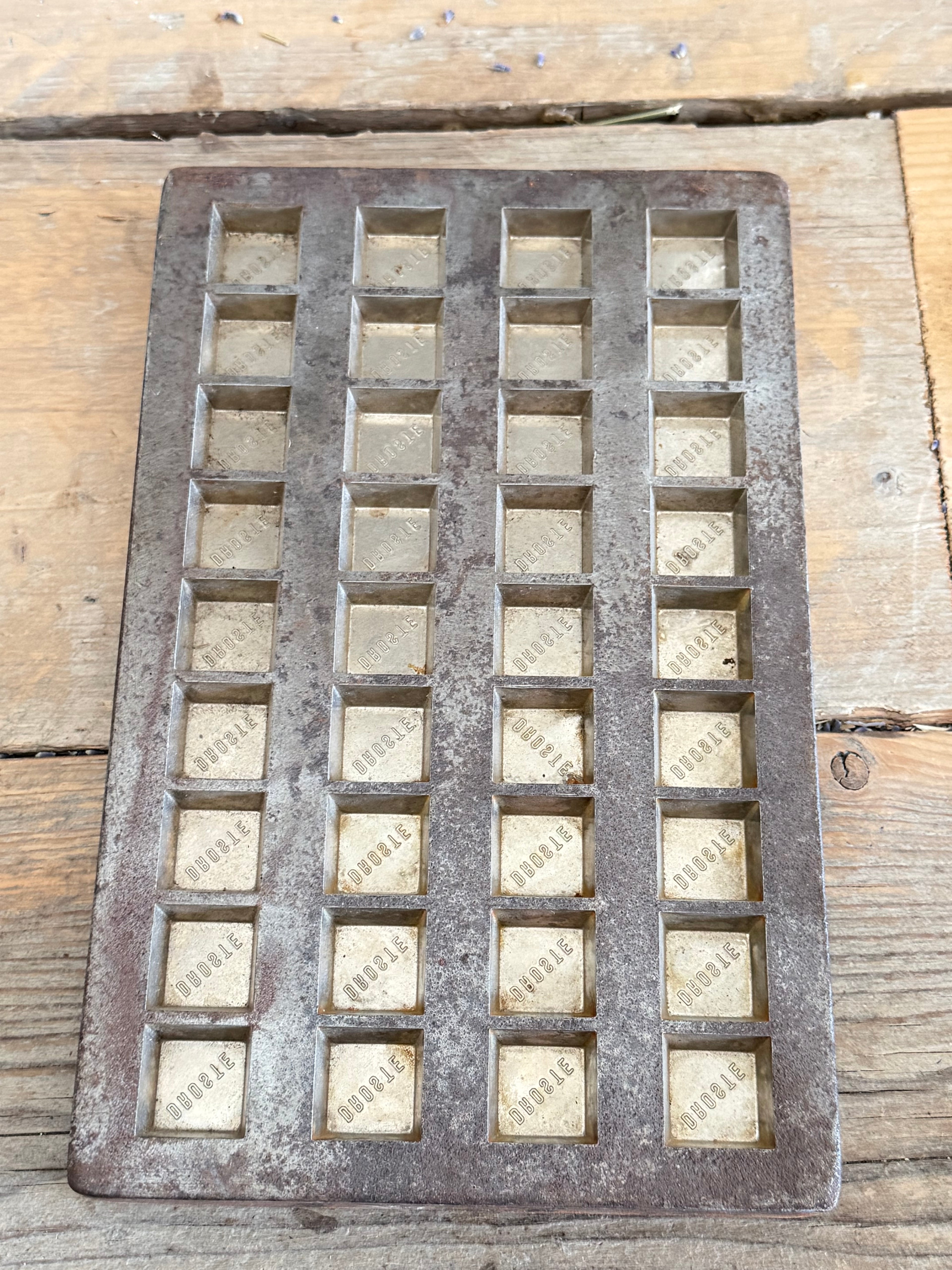 vintage Droste chocoladevorm, oude chocolademal, Droste chocolade, metalen bakvorm, vintage keukendecoratie, oude bakkersvorm, industrieel keukenobject, chocolade verzamelobject, Nederlandse reclame brocante.