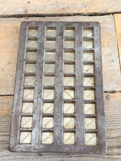 vintage Droste chocoladevorm, oude chocolademal, Droste chocolade, metalen bakvorm, vintage keukendecoratie, oude bakkersvorm, industrieel keukenobject, chocolade verzamelobject, Nederlandse reclame brocante.