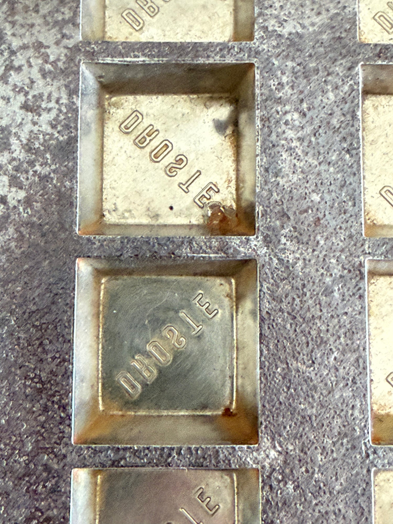 vintage Droste chocoladevorm, oude chocolademal, Droste chocolade, metalen bakvorm, vintage keukendecoratie, oude bakkersvorm, industrieel keukenobject, chocolade verzamelobject, Nederlandse reclame brocante.