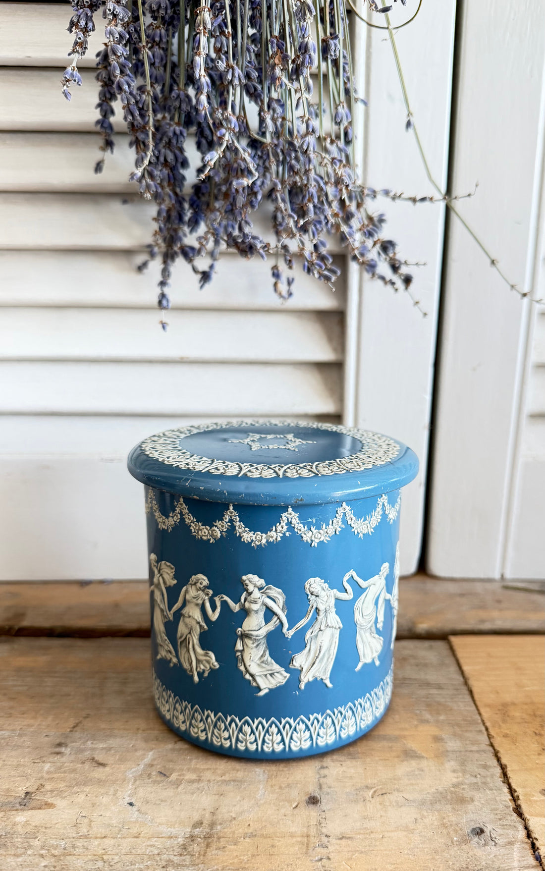 Vintage blauw blik, oud opbergblik, wedgwoodstijl, blauw wit blik, brocante opbergdoos, vintage blik, brocante opbergdoos, Sofia&