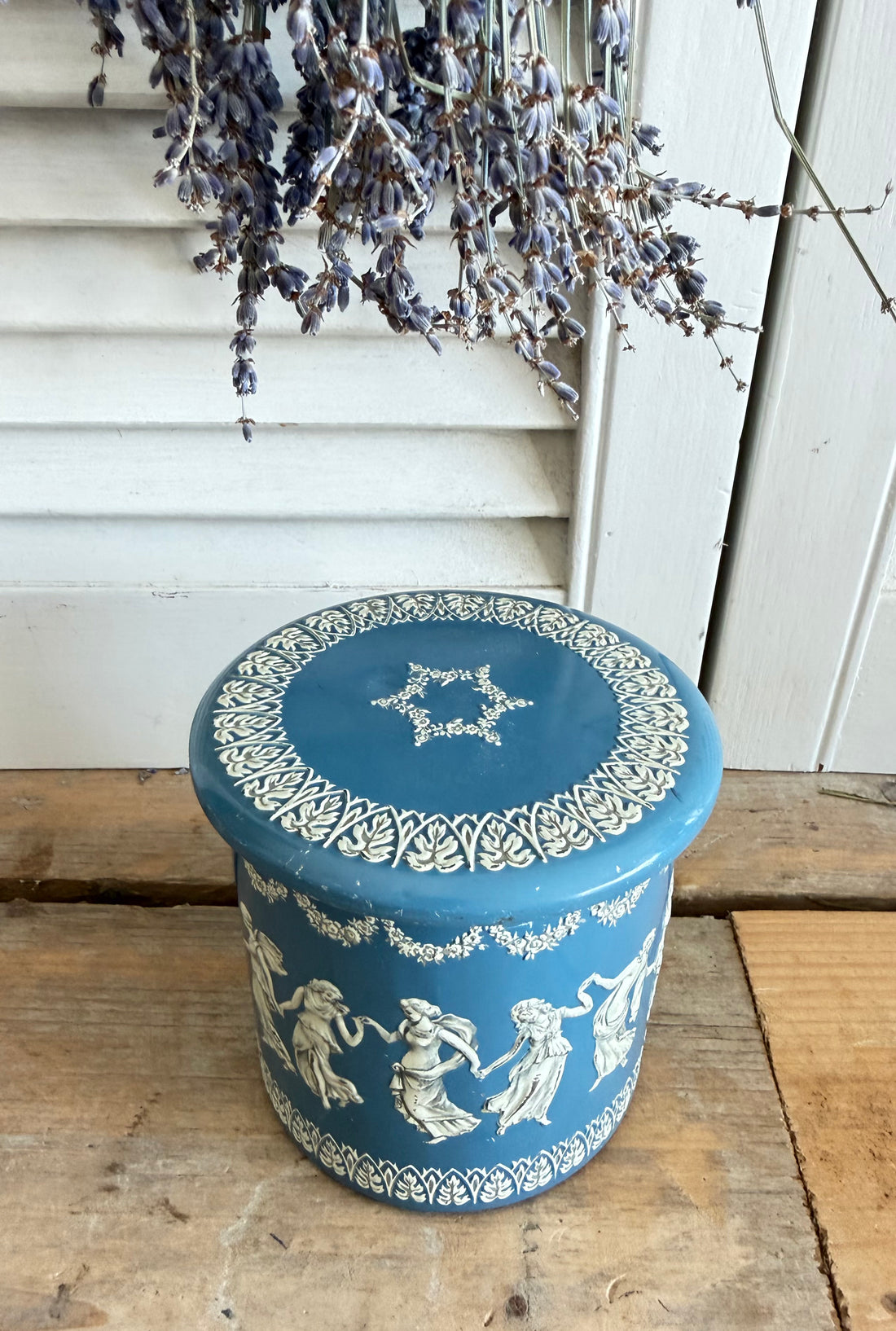 Vintage blauw blik, oud opbergblik, wedgwoodstijl, blauw wit blik, brocante opbergdoos, vintage blik, brocante opbergdoos, Sofia&