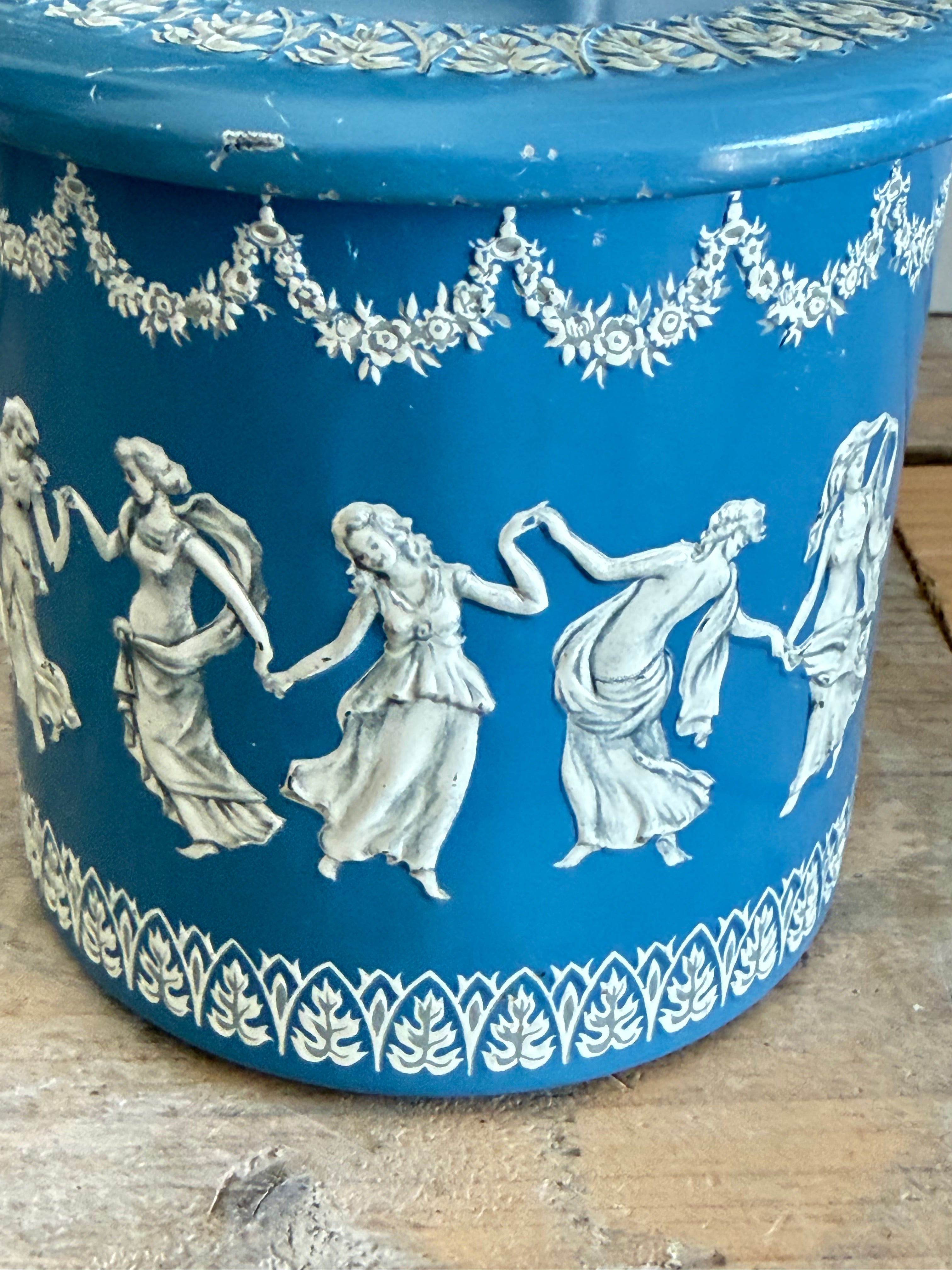Vintage blauw blik, oud opbergblik, wedgwoodstijl, blauw wit blik, brocante opbergdoos, vintage blik, brocante opbergdoos, Sofia&