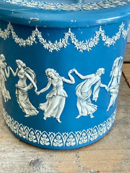 Vintage blauw blik, oud opbergblik, wedgwoodstijl, blauw wit blik, brocante opbergdoos, vintage blik, brocante opbergdoos, Sofia&