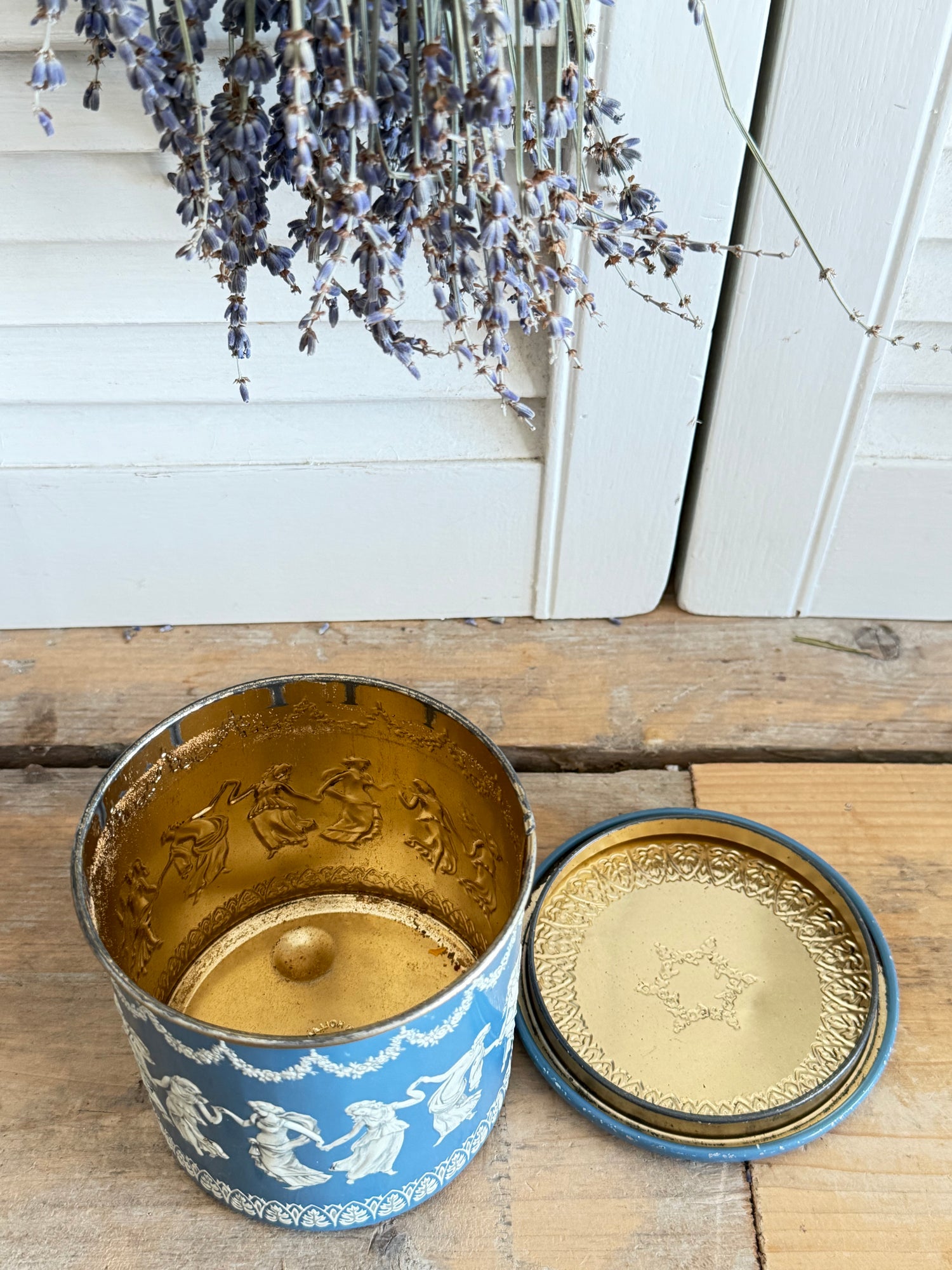 Vintage blauw blik, oud opbergblik, wedgwoodstijl, blauw wit blik, brocante opbergdoos, vintage blik, brocante opbergdoos, Sofia&