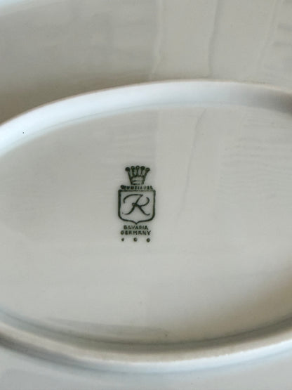 witte serveerschaal, brocante serveerschaal, porseleinen serveerschaal, grote witte schaal, schaal met reliëf, wit brocante servies, landelijke tafeldecoratie, vintage serveerschaal, Sofia&