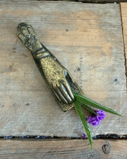vintage hanclip,, messing hand, papierklem, decoratieve hand, curiosa, curiositeiten, zonmotief, mystieke decoratie, Franse brocante, vintage woonaccesoire, fotoclip, Sofia&