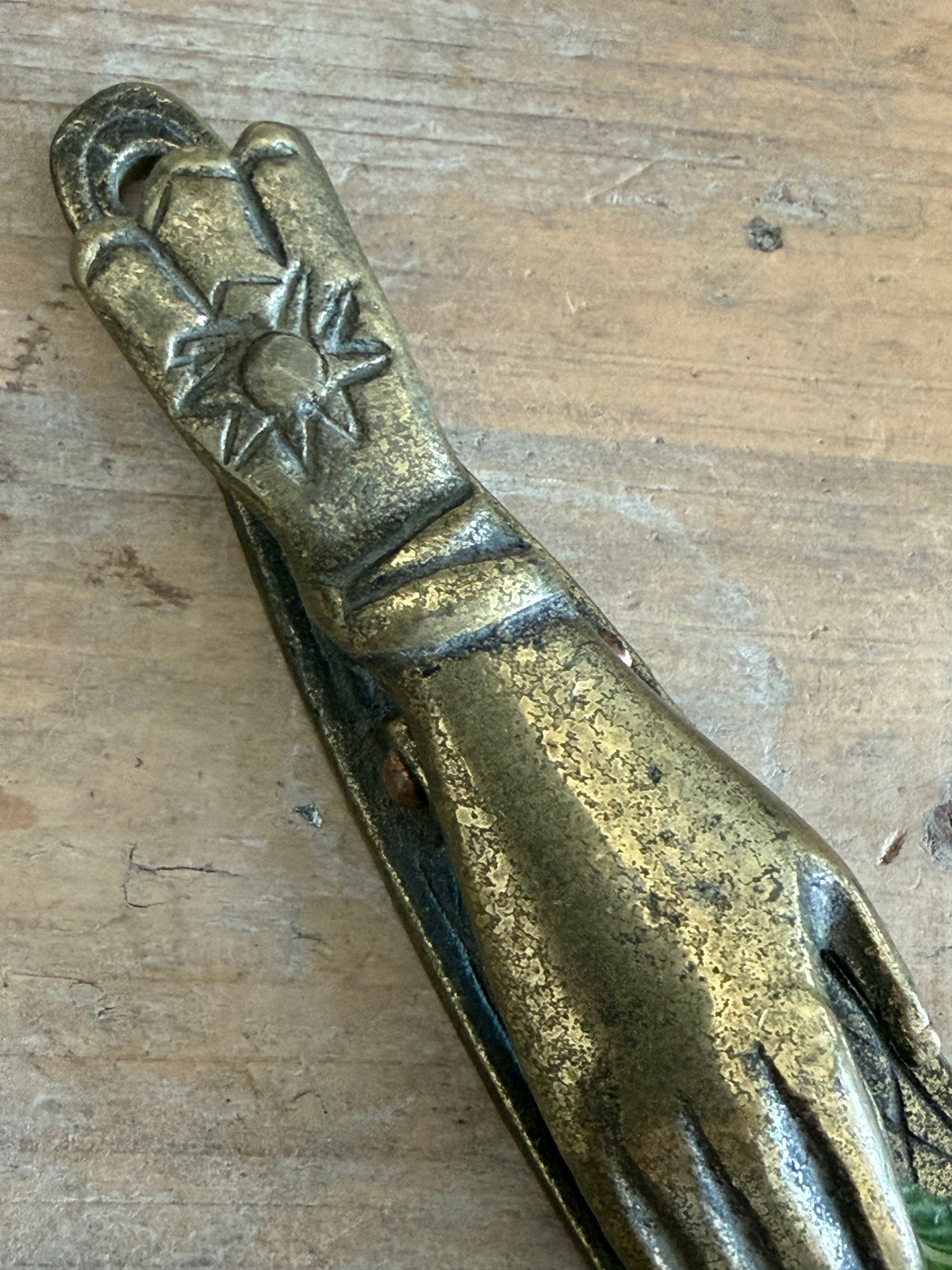 vintage hanclip,, messing hand, papierklem, decoratieve hand, curiosa, curiositeiten, zonmotief, mystieke decoratie, Franse brocante, vintage woonaccesoire, fotoclip, Sofia&