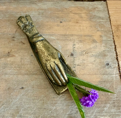 vintage hanclip,, messing hand, papierklem, decoratieve hand, curiosa, curiositeiten, zonmotief, mystieke decoratie, Franse brocante, vintage woonaccesoire, fotoclip, Sofia&