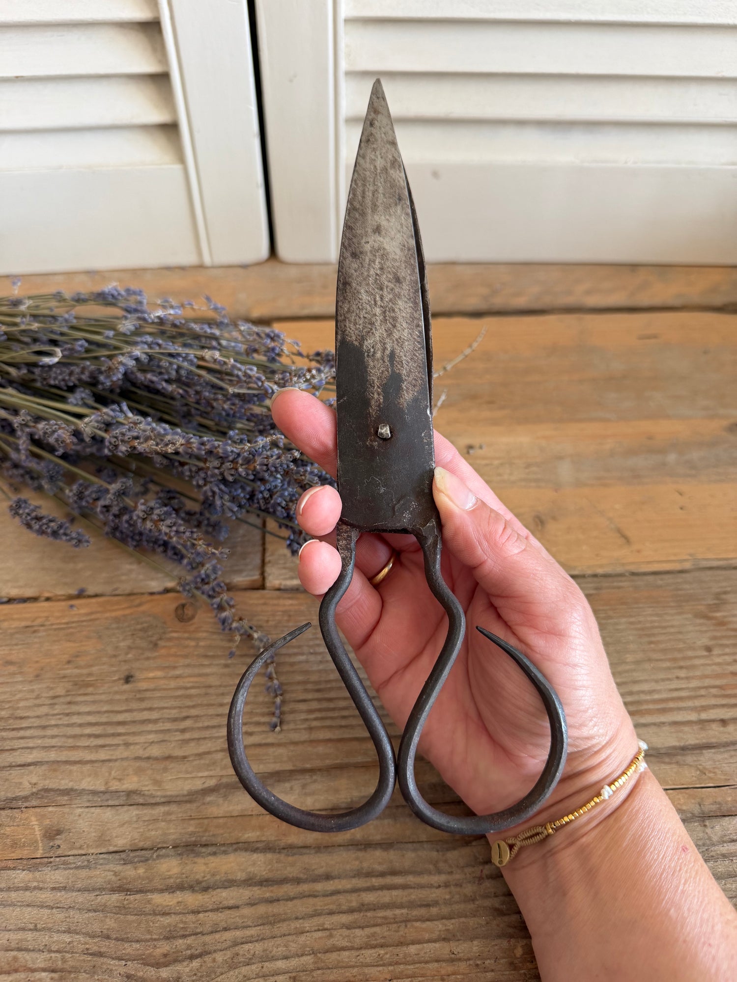Antieke schaar, oude schaar, handgesmede schaar, Franse brocante, brocante decoratie, vintage kleermakersschaar, decoratie atelier, oud ijzer, Sofia&