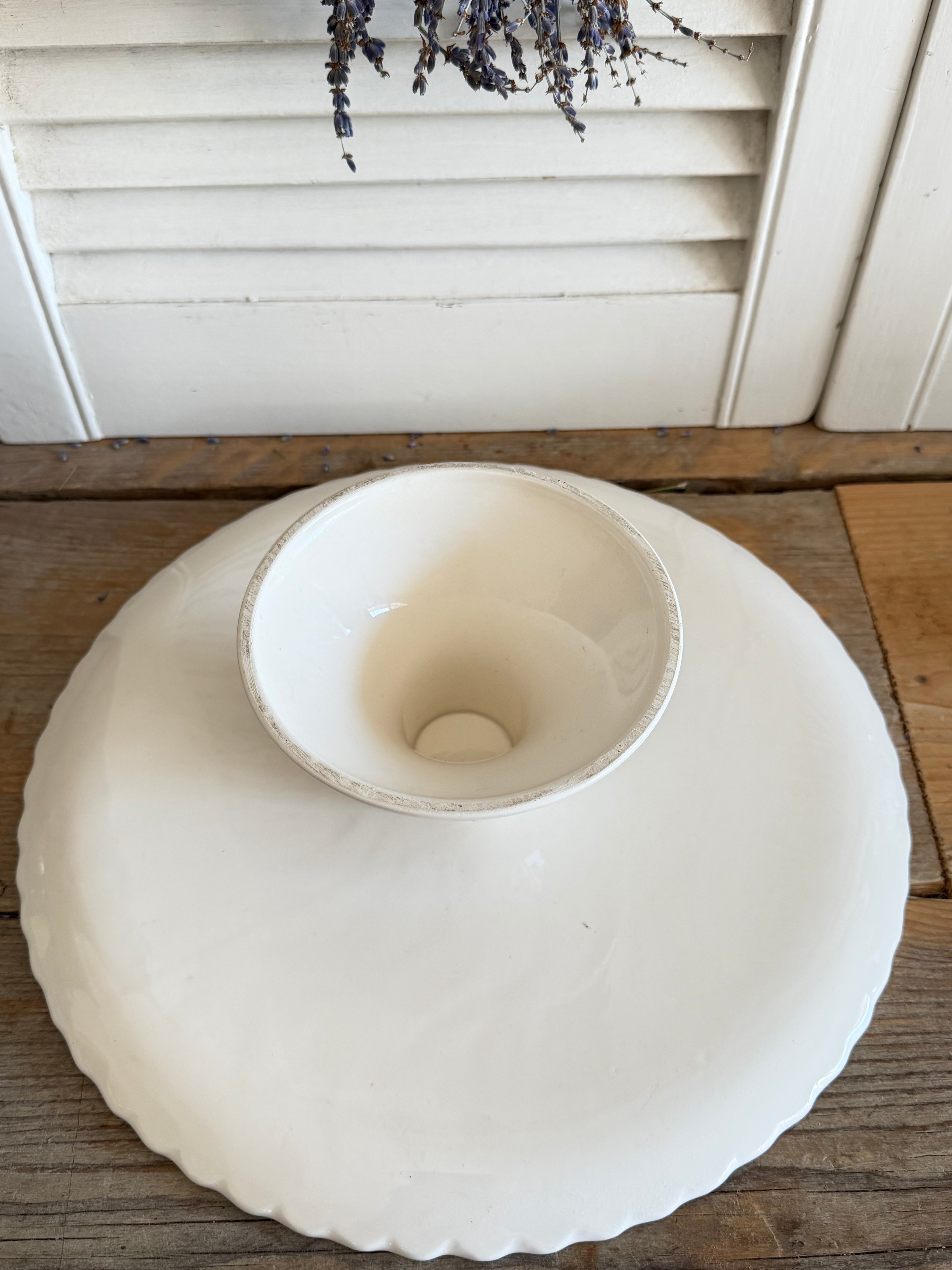 Vintage barbotine taartplateau met appels