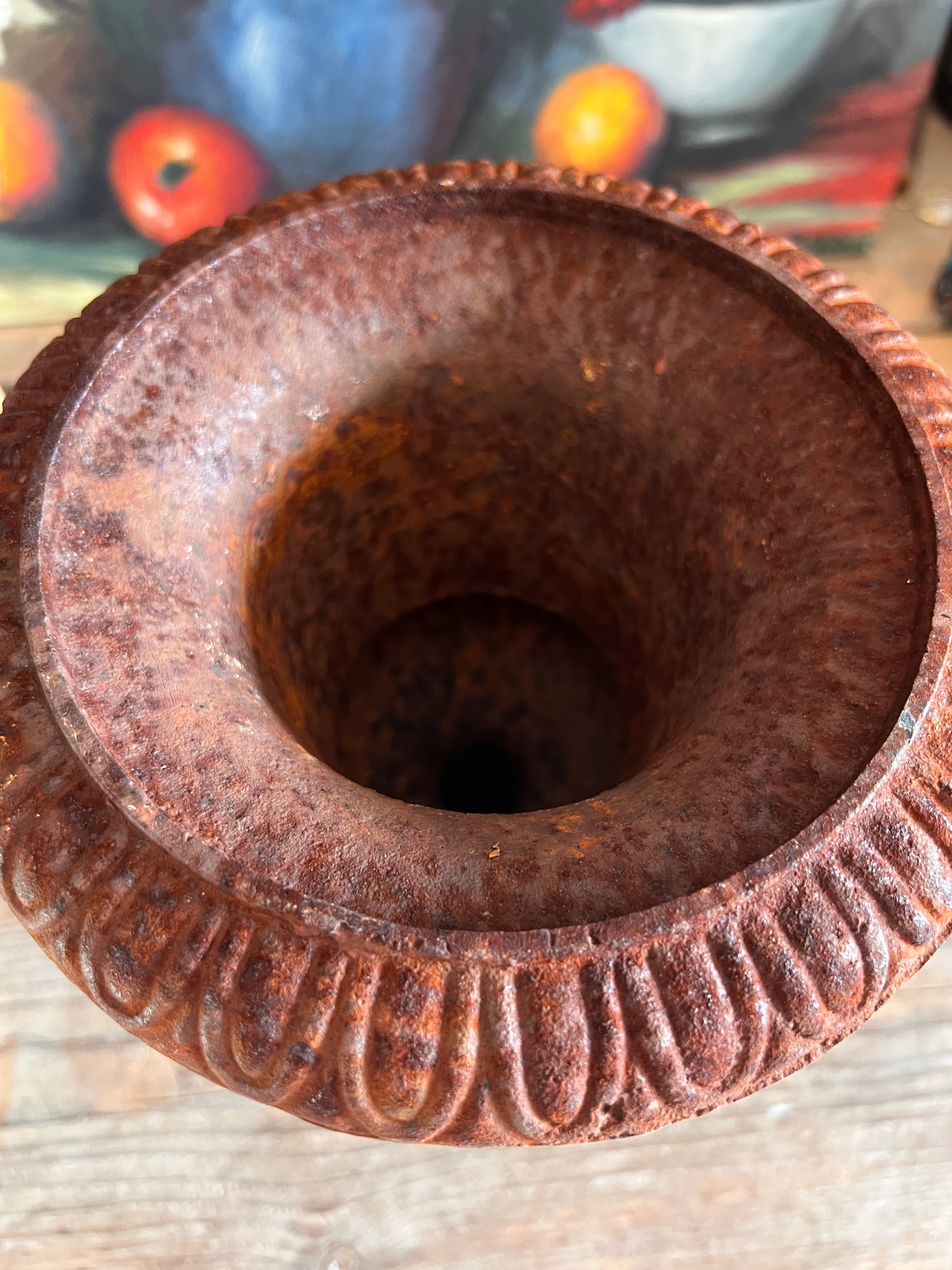 Louvre vaas roest, roestige louvre vaas Frankrijk, Franse brocante