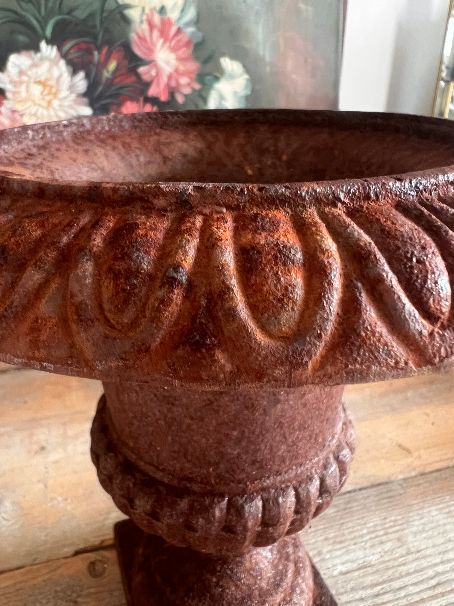 Louvre vaas roest, roestige louvre vaas Frankrijk, Franse brocante