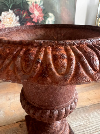 Louvre vaas roest, roestige louvre vaas Frankrijk, Franse brocante