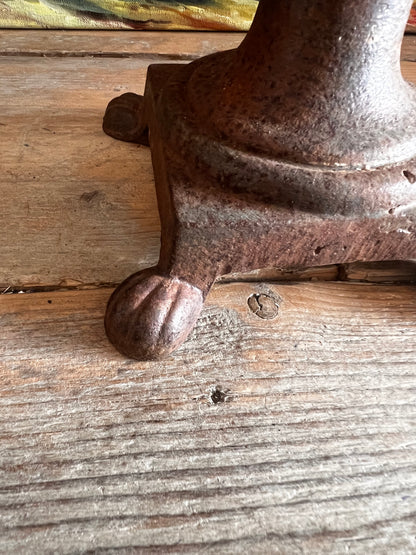 gietijzeren vaas Frankrijk, Calyx vaas gietijzer, vintage gietijzeren vaas, Franse gietijzeren decoratie, gietijzeren bloemenvaas, industriële Franse vaas, robuuste vintage vaas.