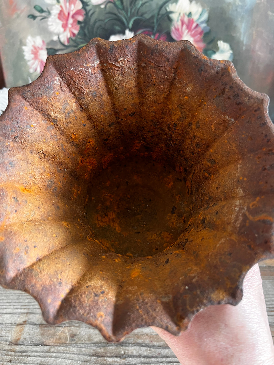 gietijzeren vaas Frankrijk, Calyx vaas gietijzer, vintage gietijzeren vaas, Franse gietijzeren decoratie, gietijzeren bloemenvaas, industriële Franse vaas, robuuste vintage vaas.