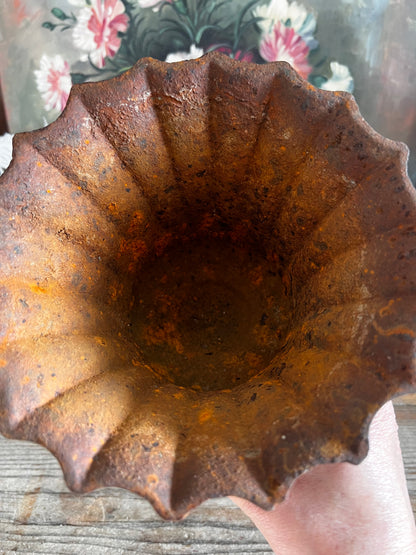 gietijzeren vaas Frankrijk, Calyx vaas gietijzer, vintage gietijzeren vaas, Franse gietijzeren decoratie, gietijzeren bloemenvaas, industriële Franse vaas, robuuste vintage vaas.