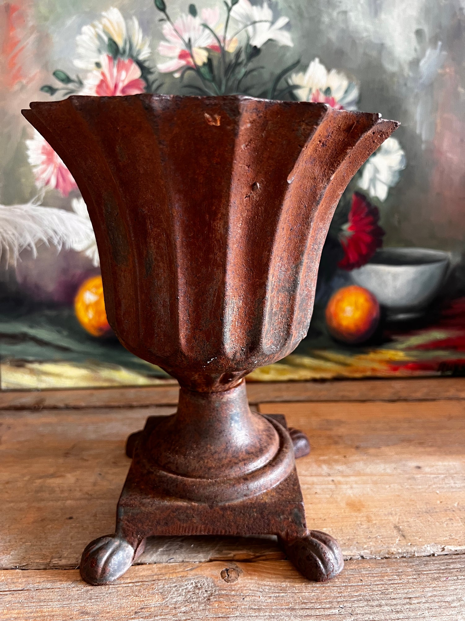 gietijzeren vaas Frankrijk, Calyx vaas gietijzer, vintage gietijzeren vaas, Franse gietijzeren decoratie, gietijzeren bloemenvaas, industriële Franse vaas, robuuste vintage vaas.