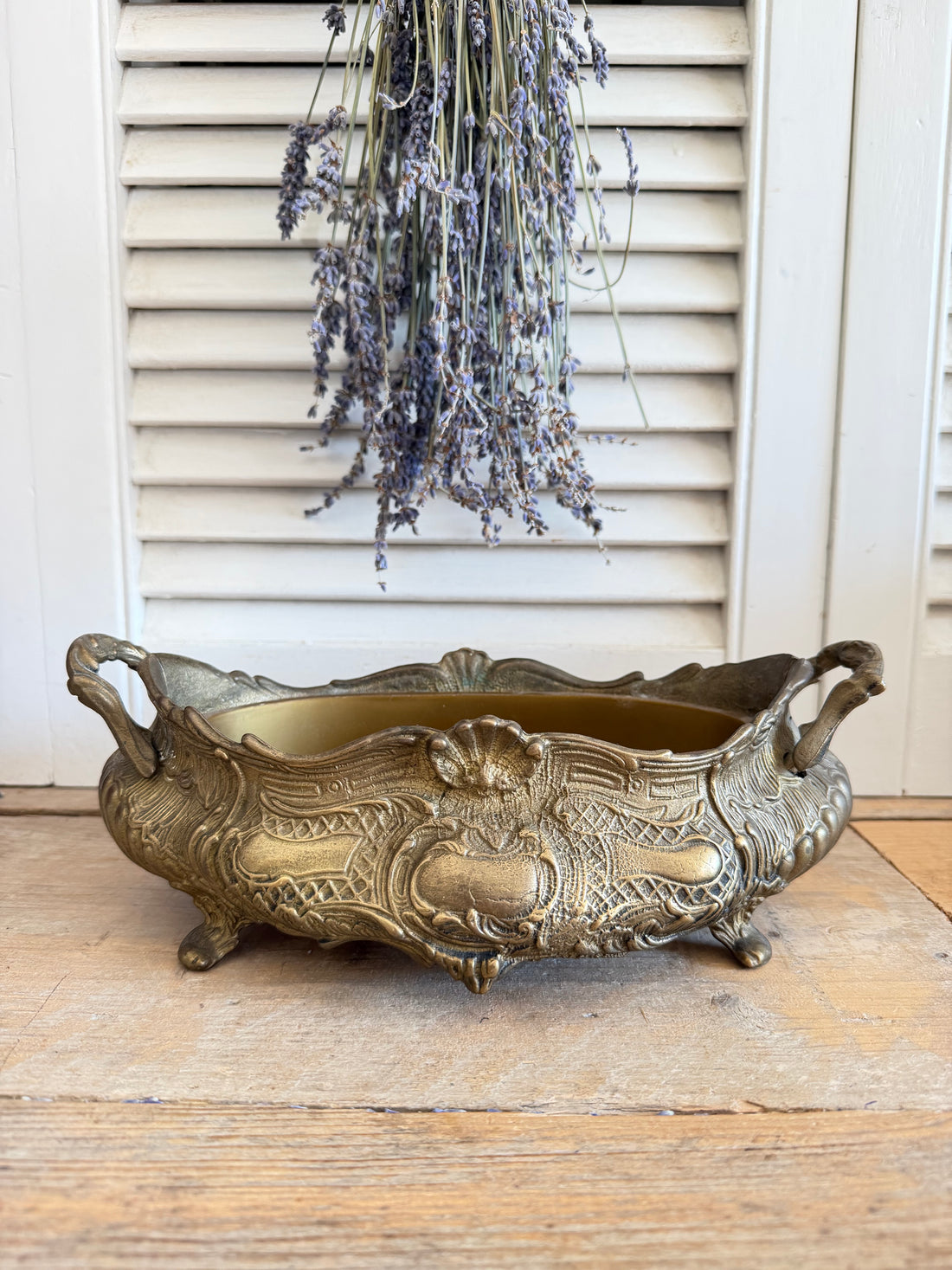 vintage jardinière, jaren 60 plantenbak, barok bloempot, goudkleurige plantenbak, rococo decoratie, French light academia decoratie, Sofia&