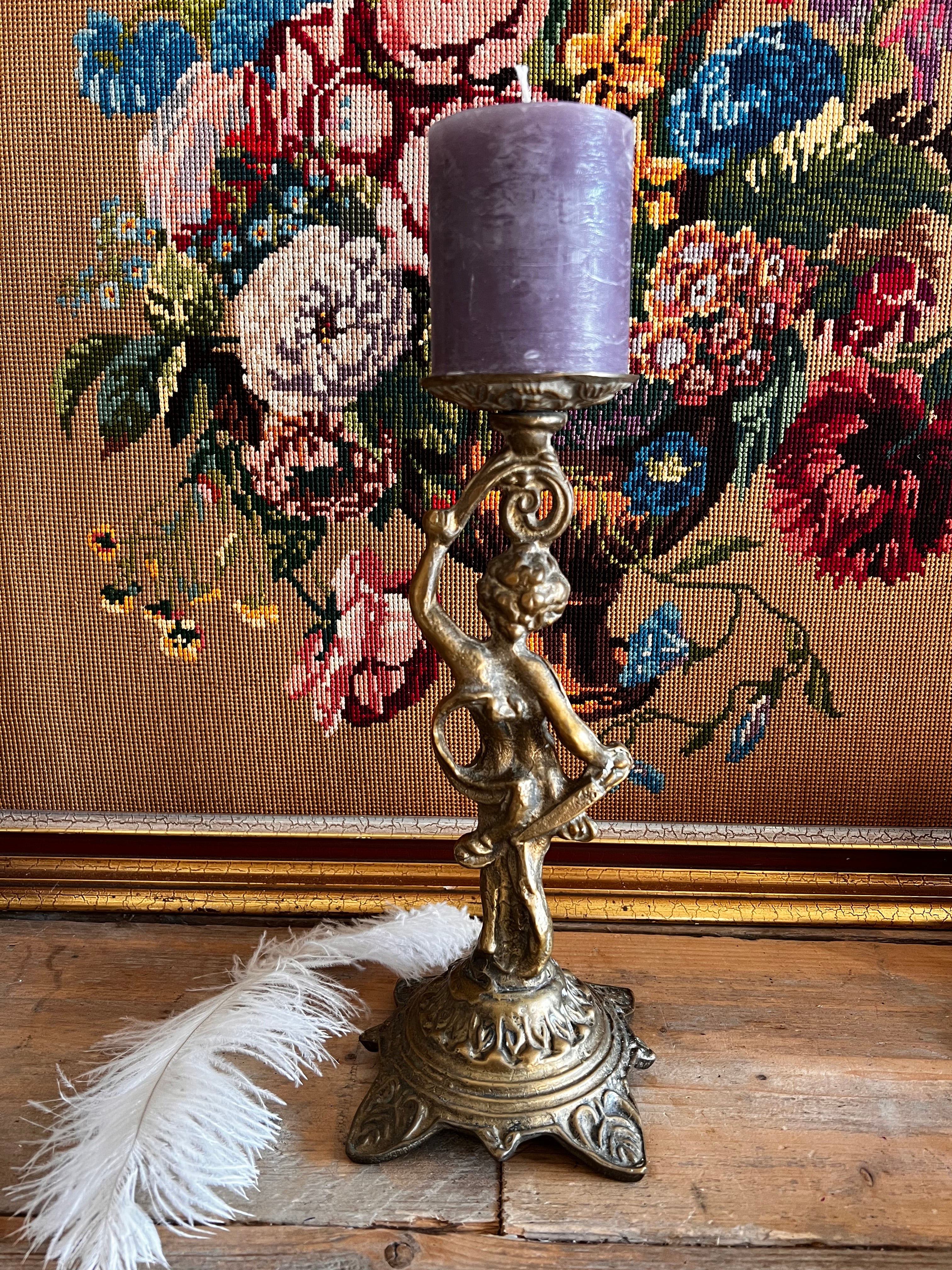 antieke messing kandelaar, engel kandelaar, vintage messing kandelaar, decoratieve kaarsenhouder, klassieke kandelaar messing, sfeerverlichting antiek, engel decoratie kandelaar