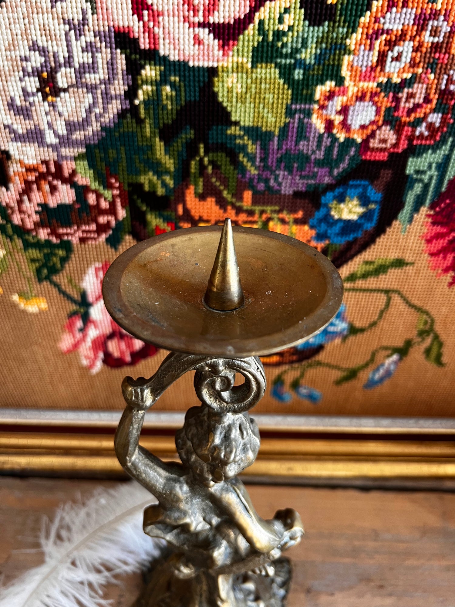 antieke messing kandelaar, engel kandelaar, vintage messing kandelaar, decoratieve kaarsenhouder, klassieke kandelaar messing, sfeerverlichting antiek, engel decoratie kandelaar