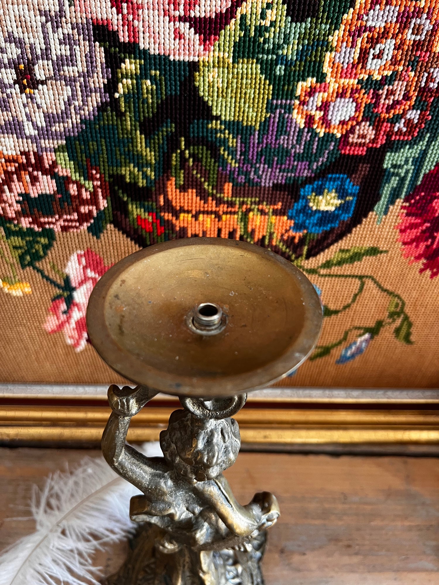 antieke messing kandelaar, engel kandelaar, vintage messing kandelaar, decoratieve kaarsenhouder, klassieke kandelaar messing, sfeerverlichting antiek, engel decoratie kandelaar