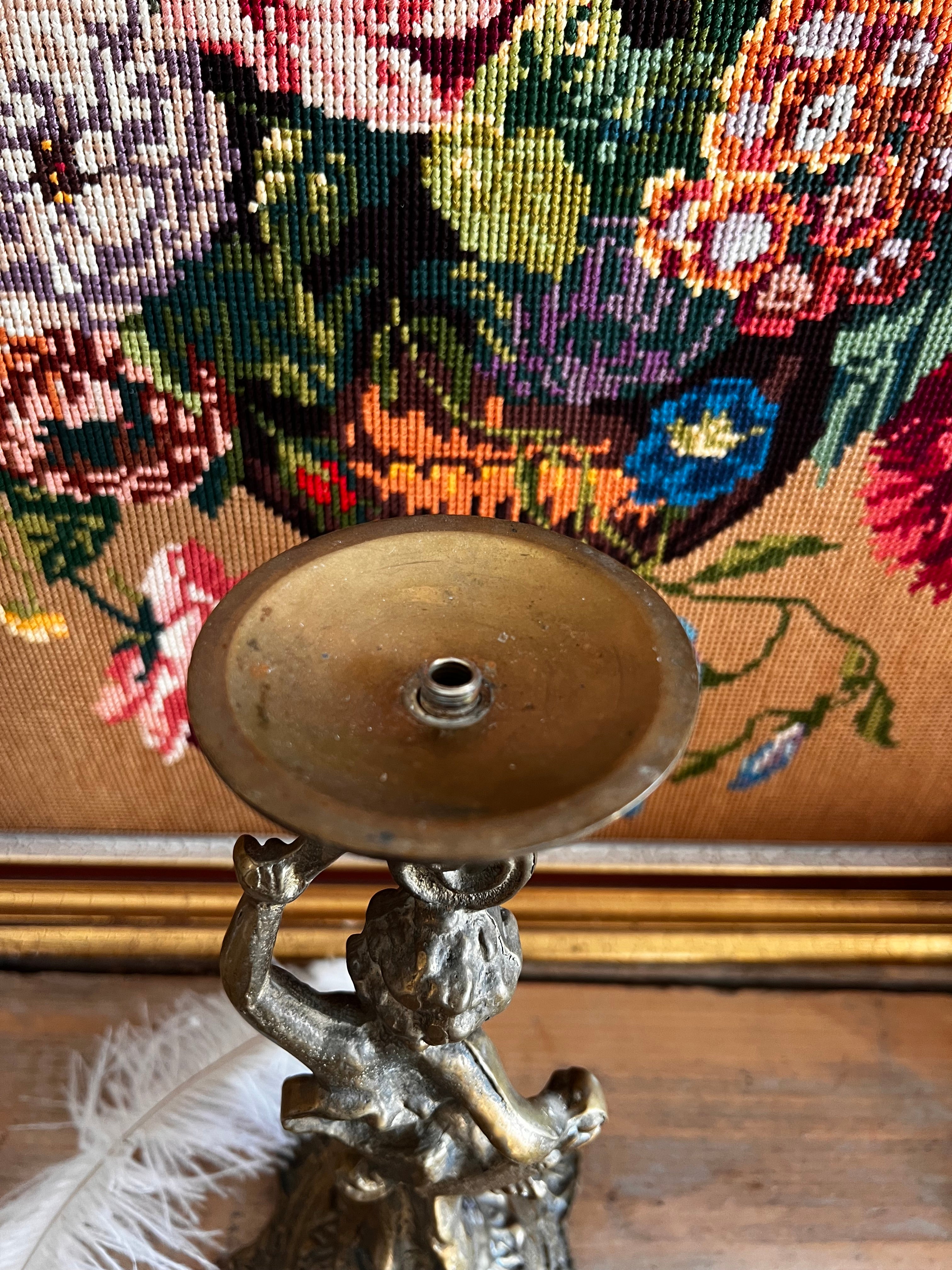 antieke messing kandelaar, engel kandelaar, vintage messing kandelaar, decoratieve kaarsenhouder, klassieke kandelaar messing, sfeerverlichting antiek, engel decoratie kandelaar