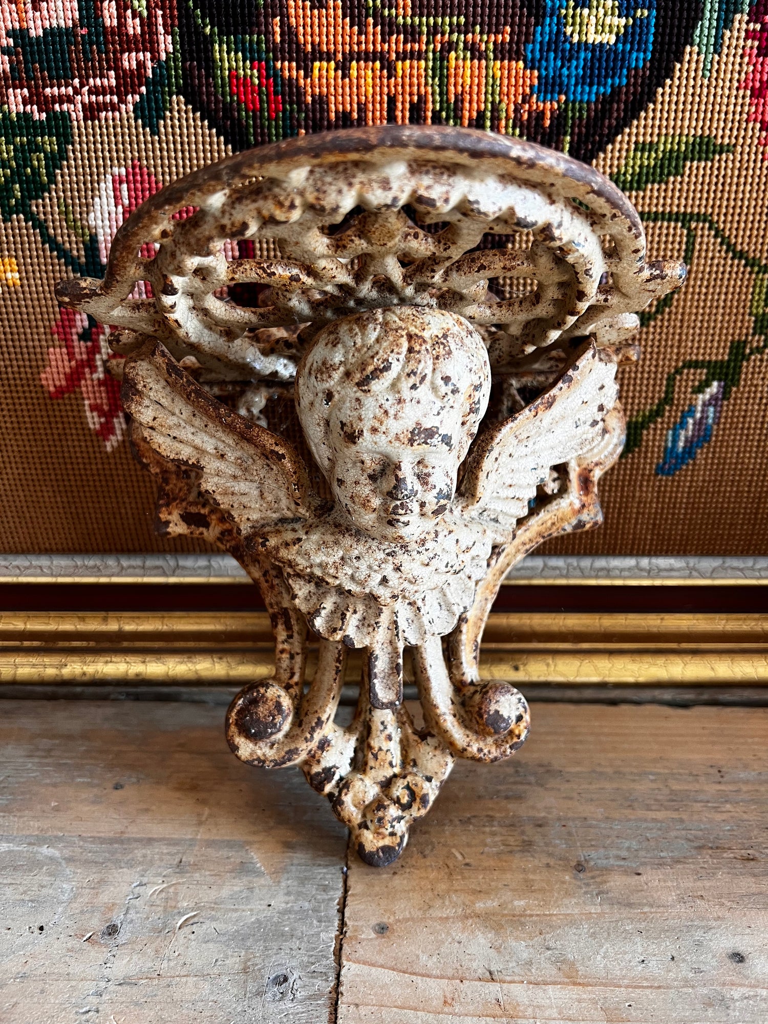 Gietijzeren muurconsole met engel